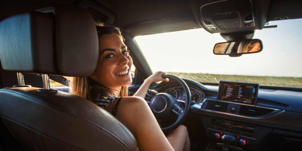 Junge Fahrschülerin steigt ins Auto – Fahrschule Nicolas Winterthur